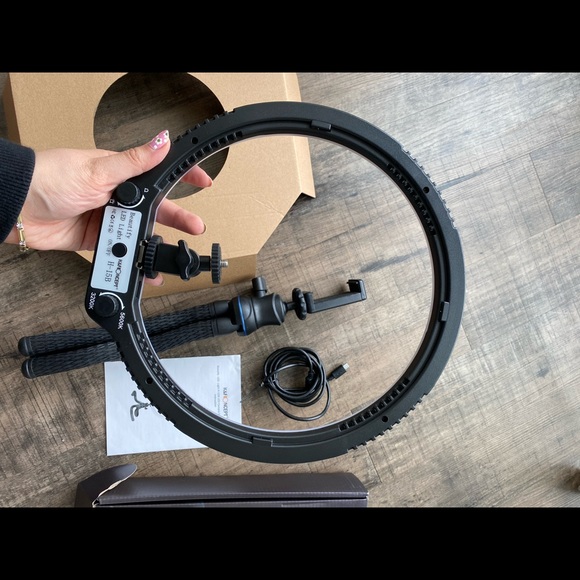LED ring light with stand and phone holder. Good as new. - Picture 11 of 13